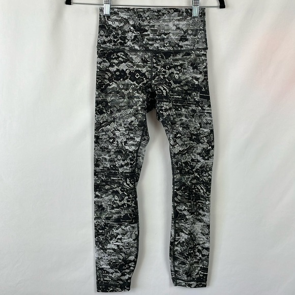 lululemon athletica Pants - Lululemon Athletica Black and Gray Pattern Leggings - Size 4